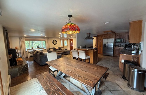 Huffman - O' Malley Cabin | The Moose Pad, Rustic Luxury, serene setting, Spacious 4bed/2bath, Sleeps 12+