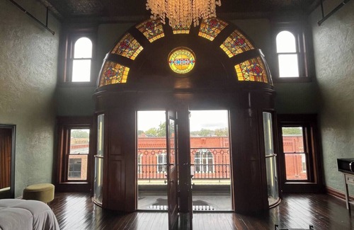 Marshall Apartment | THE MOST BEAUTIFUL SUITE IN HISTORICAL DOWNTOWN MARSHALL, WITH ALL THE AMENITIES