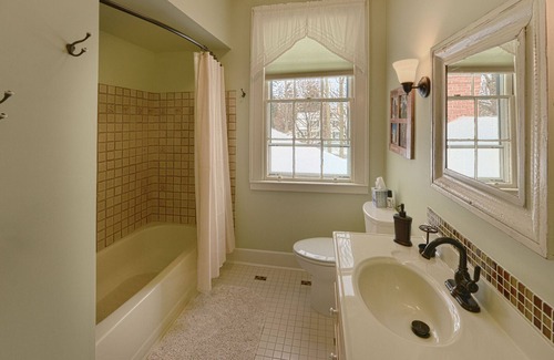 Canandaigua Bed & Breakfast | The Muir - Exclusive Ensuite, Garden View