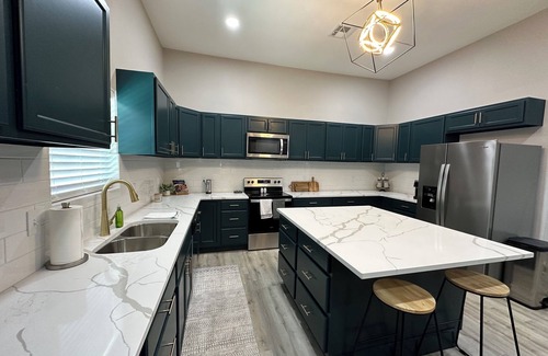 East Riverside House | The Mustard Seed Cottage-Charming 3-BR Craftsman conveniently located downtown!