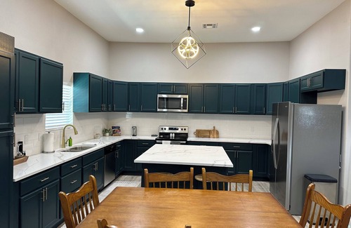 East Riverside House | The Mustard Seed Cottage-Charming 3-BR Craftsman conveniently located downtown!