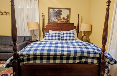 Buena Vista House | The Myrtle Room at The Town House Inn - Guesthouse