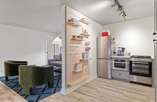Park West Hotel | The Neighborhood Hotel - Lincoln Park Coach House - One Bedroom