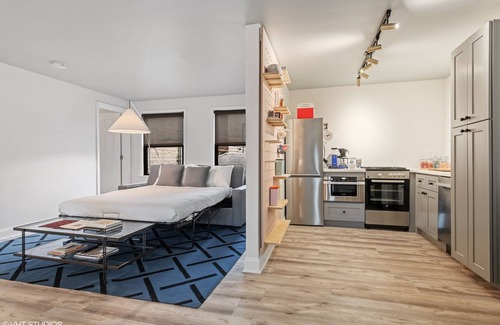 Park West Hotel | The Neighborhood Hotel - Lincoln Park Coach House - One Bedroom