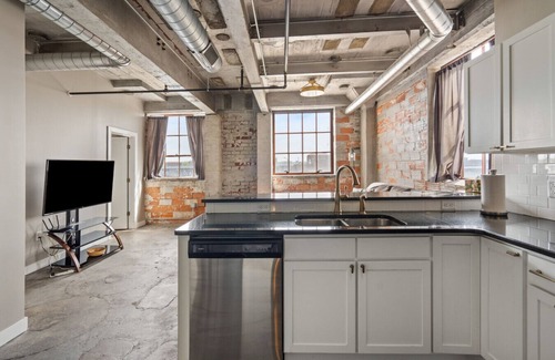 Downtown Apartment | The Nelson Lofts - Unit 2 (1 BR)