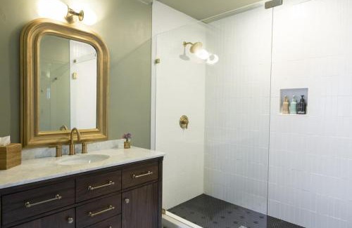 Harleston Village Bed & Breakfast | The Nicholas Veranda King Suite- 1 Block to King