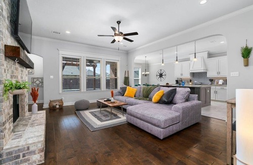 Hewitt House | The Noble House. Near Magnolia & Baylor! W/Pool