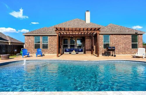 Hewitt House | The Noble House Near Magnolia & Baylor W Pool