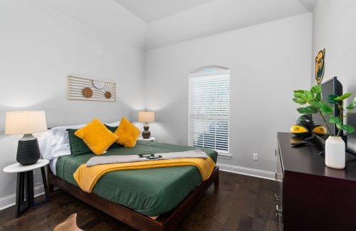 Hewitt House | The Noble House Near Magnolia & Baylor W Pool