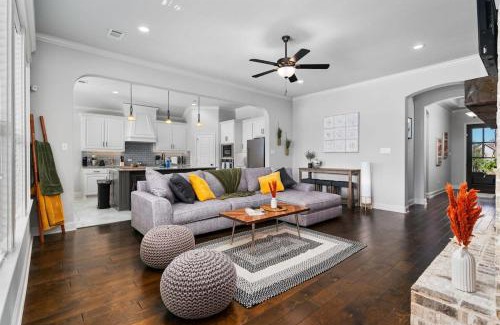 Hewitt House | The Noble House Near Magnolia & Baylor W Pool