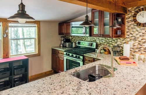 East Stroudsburg Cabin | The Nook - lodge cabin with hot tub at Shawnee Mtn