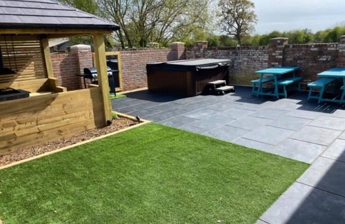 Durley House | The Oak Barn conversion with Hot Tub