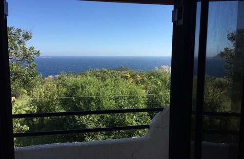 Voia House | The Oak House is located in a quiet environment, with panoramic sea view