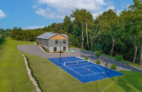 Loyalton House | The Oakdale Retreat with Pickleball Court