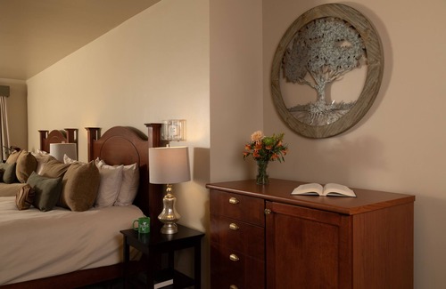 Spirit Lake Bed & Breakfast | The Oakwood Inn – Adults Only