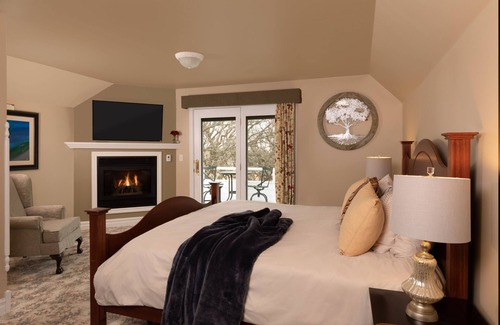 Spirit Lake Bed & Breakfast | The Oakwood Inn – Adults Only