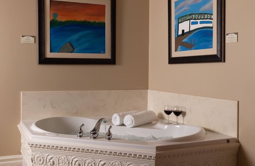 Spirit Lake Bed & Breakfast | The Oakwood Inn – Adults Only