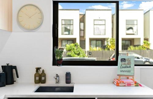 Mangere Bridge House | The Oasis at Auckland Airport - King bed and more!