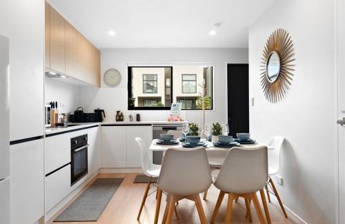Mangere Bridge House | The Oasis at Auckland Airport - King bed and more!