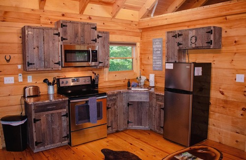 South Bloomingville Cabin | The Oasis - Visit The Oasis - a cozy, pet-friendly cabin just minutes from Hocking Hills State Park. Private tot tub and serene outdoor space to reset in nature.
