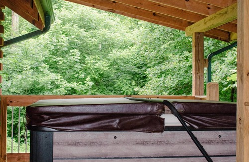 South Bloomingville Cabin | The Oasis - Visit The Oasis - a cozy, pet-friendly cabin just minutes from Hocking Hills State Park. Private tot tub and serene outdoor space to reset in nature.