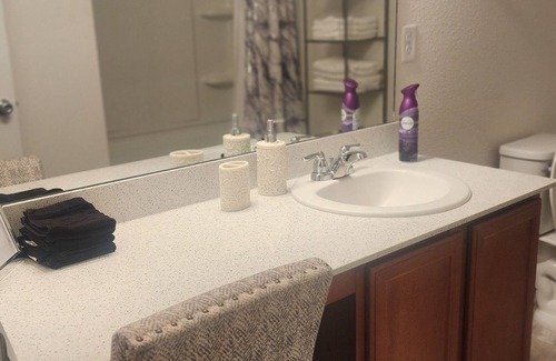 Yulee House | The Ocean Sunflower Cottage 🌻Conviently located to beaches, airport & shopping.