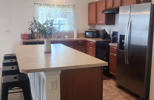 Yulee House | The Ocean Sunflower Cottage 🌻Conviently located to beaches, airport & shopping.
