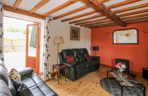 Bishops Castle Cottage | THE OLD BARN, family friendly, with hot tub in Bishop's Castle
