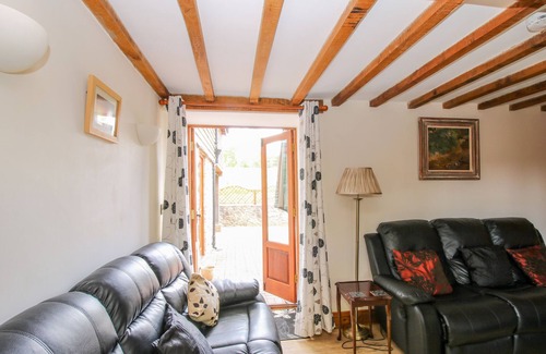 Bishops Castle Cottage | THE OLD BARN, family friendly, with hot tub in Bishop's Castle