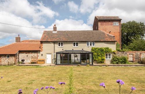 South Creake House | The Old Chequers - Hot tub & Games room