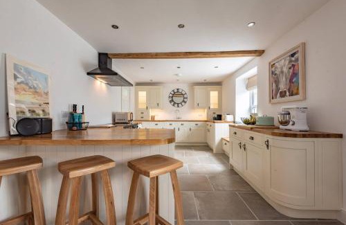 South Creake House | The Old Chequers - Hot tub & Games room