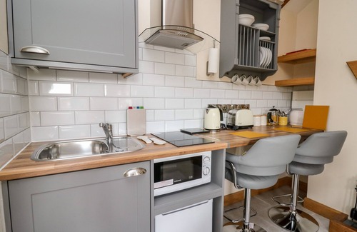 Tirabad Cottage | THE OLD COBBLERS SHOP, romantic, with hot tub in Llandrindod Wells