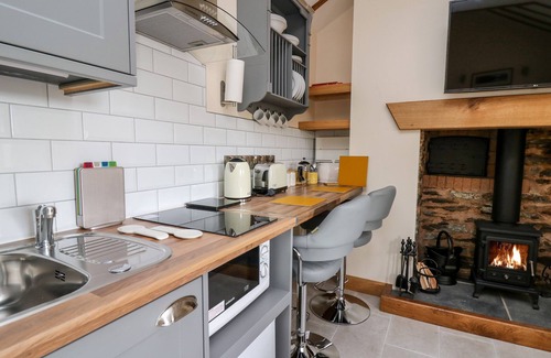 Tirabad Cottage | THE OLD COBBLERS SHOP, romantic, with hot tub in Llandrindod Wells