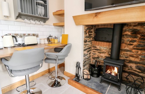 Tirabad Cottage | THE OLD COBBLERS SHOP, romantic, with hot tub in Llandrindod Wells