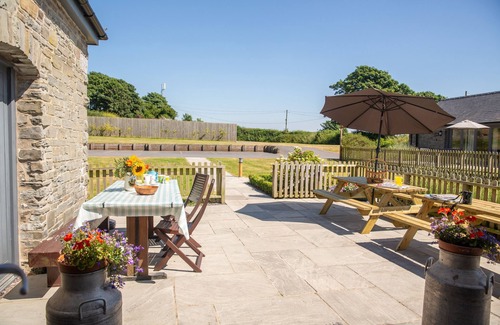 Kidwelly Apartment | The Old Cow Shed (sleeps 16)