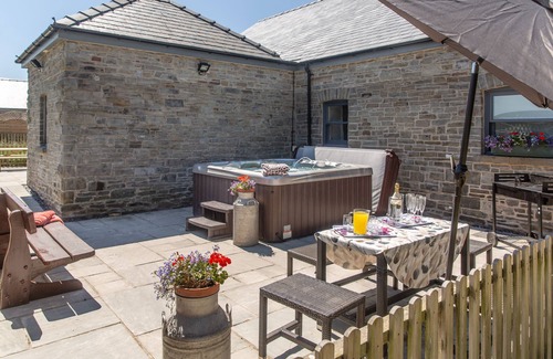 Kidwelly Apartment | The Old Cow Shed (sleeps 16)
