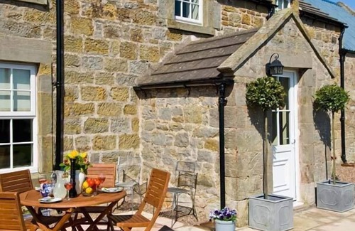 Berwick-upon-Tweed Cottage | THE OLD FARMHOUSE, family friendly, luxury holiday cottage in Lowick