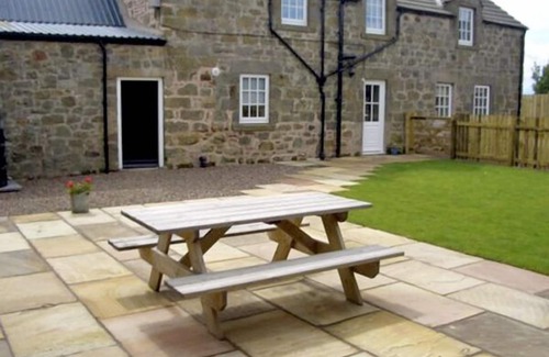 Berwick-upon-Tweed Cottage | THE OLD FARMHOUSE, family friendly, luxury holiday cottage in Lowick