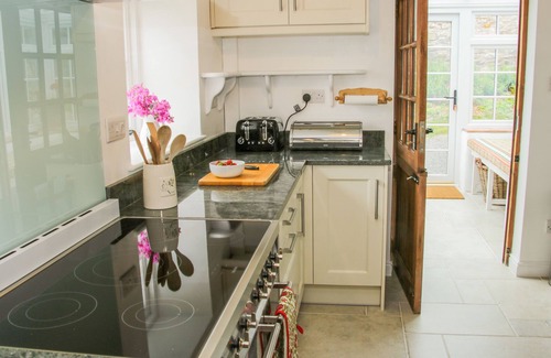 Milebrook Cottage | THE OLD FARMHOUSE, UPPER PITTS, pet friendly in Knighton