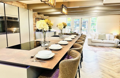 Womersley Cottage | THE OLD GRANARY, pet friendly, with hot tub in Kirk Smeaton
