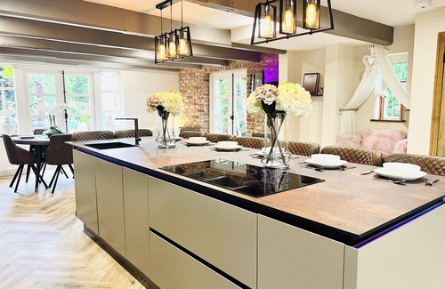 Womersley Cottage | THE OLD GRANARY, pet friendly, with hot tub in Kirk Smeaton