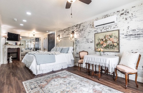 Azle Bed & Breakfast | The Old Liberty Schoolhouse B&B