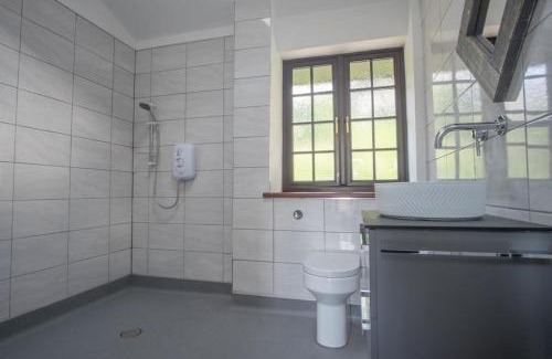 Ynysddu Apartment | The Old Mountain Stables Caerllwyn Ganol Farm