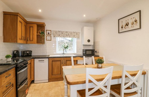 Alton Cottage | THE OLD PARLOUR, family friendly, character holiday cottage in Alton