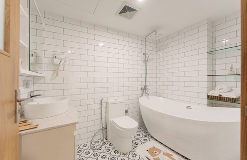 Ba Dinh House | The Old Quarter Ha Noi House with Train street view and city view. Free wifi