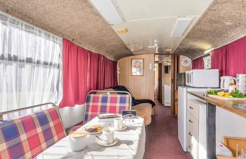Bilpin House | THE OLD SCHOOL BUS - a truly unique holiday experience! SPECIALS ON NOW !
