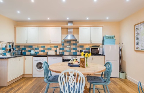 Waltham Cottage | The Old Schoolroom by Bloom Stays - sleeps 4 guests in 2 bedrooms