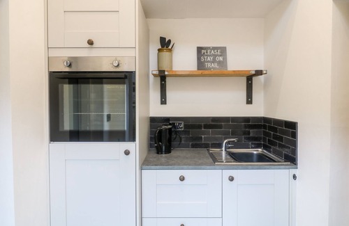 Rugeley Cottage | THE OLD SMOKEHOUSE, family friendly, with hot tub in Rugeley