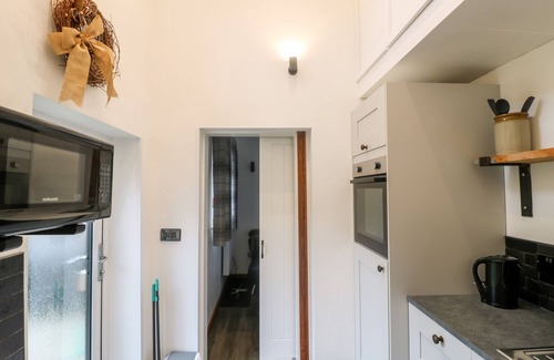 Rugeley Cottage | THE OLD SMOKEHOUSE, family friendly, with hot tub in Rugeley