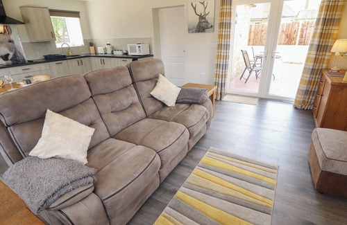 Folkingham Cottage | THE OLD STABLES, pet friendly, with a garden in Folkingham